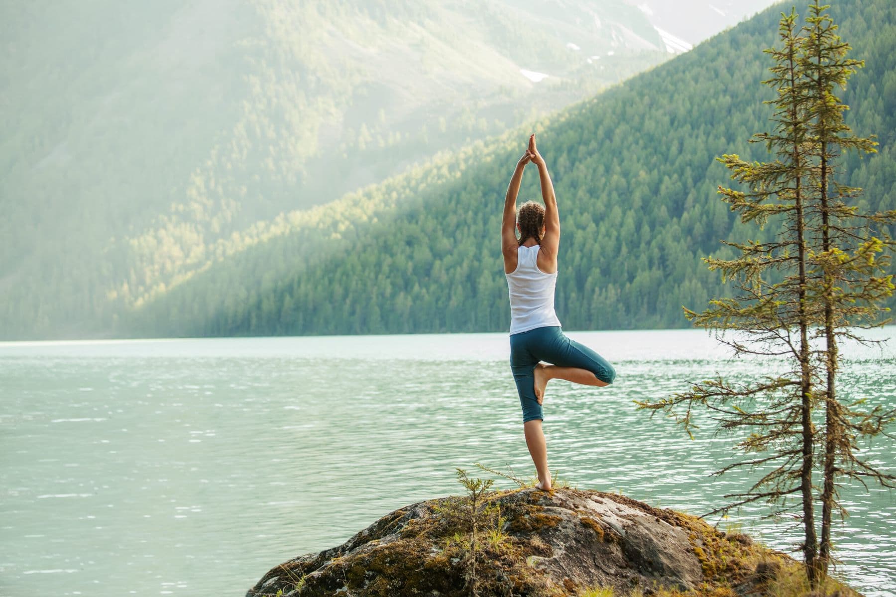 Yoga in riva al lago